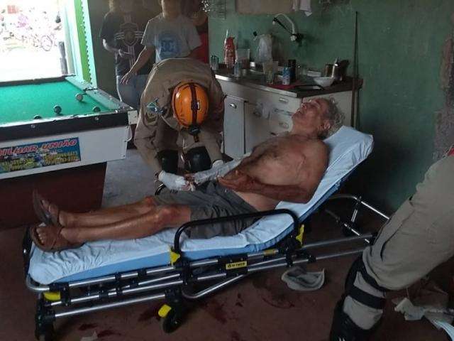Pistoleiros fogem depois de balear jovem e idoso de 75 anos em bar