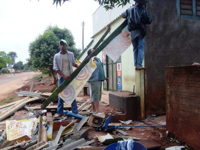  Carro desgovernado invade bar em Ivinhema; tr&ecirc;s ficam feridos