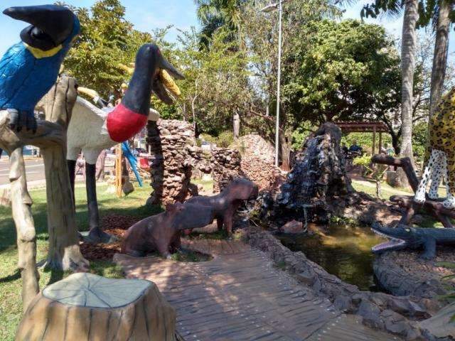 Prefeito paga por peixes que viram almo&ccedil;o de bem-te-vi em pra&ccedil;a