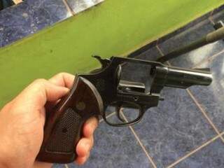 Arma calibre 38 que foi utilizada no crime em Eldorado (Foto: Divulgação)