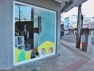 Ladrão quebrou vitrine de loja usando pedra (Foto: Henrique Kawaminami) 