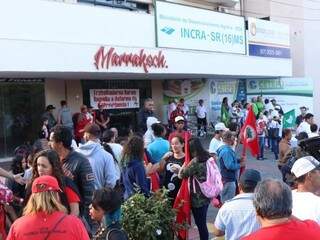 Trabalhadores ruais e sindicalistas em frente à sede do Incra em Campo Grande nesta sexta-feira (14) (Foto: Henrique Kawaminami)