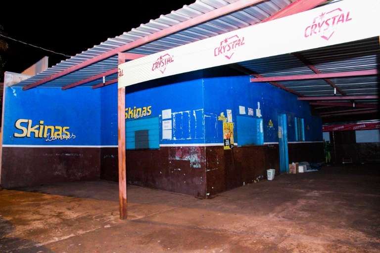 O bar do pai de Claudineli, onde Luan tocava antes da fama, em Jaraguari (Foto: Kisie Ainoã)