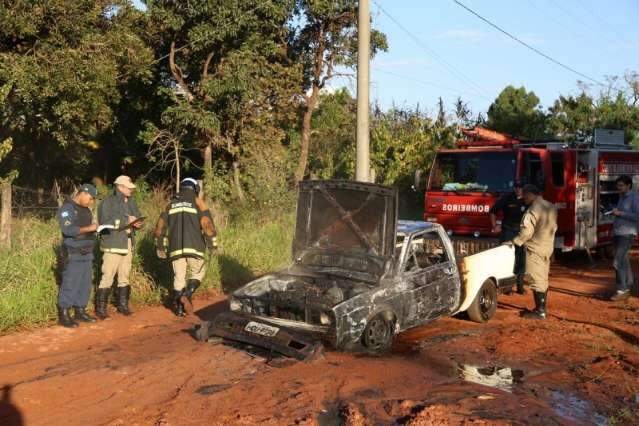 Ve&iacute;culo abandonado no meio de via pega fogo e acaba destru&iacute;do