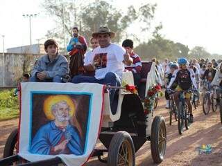 Comemoração também teve gente de bicicleta. (Foto: Divulgação Prefeitura de Bonito)