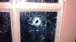 Tiros atingiram a porta e paredes da casa (Foto: TL Notícias)