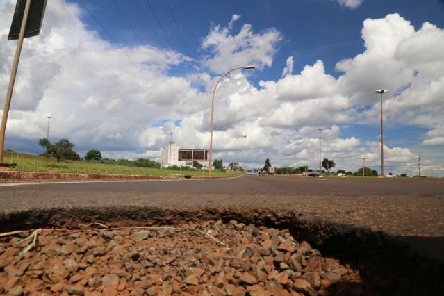 Onde avenida encontra BR, d&uacute;vida &eacute; sobre quem deve tapar os buracos