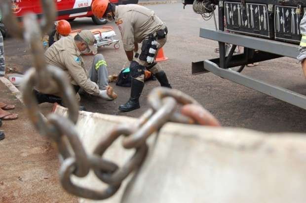 Poste cai em cima da perna de eletricista em Nova Andradina