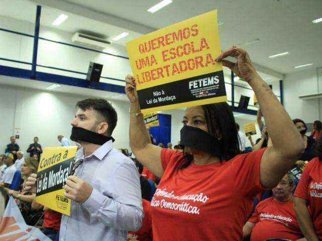 Audi&ecirc;ncia sobre &quot;Escola sem Partido&quot; come&ccedil;a em clima de tens&atilde;o