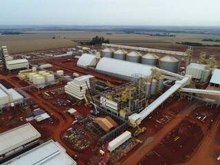Indústrias de processamento de soja e refinaria de óleo da Coamo, construídas em Dourados (Foto: Divulgação)