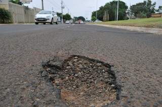 Na, Fábio Zahran, buracos denunciam má qualidade do asfalto (Foto: Alcides Neto)