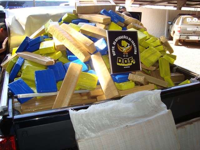 Motorista foge e abandona camionete com mais de uma tonelada de maconha 
