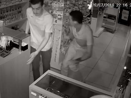 Bandidos recebem orientação por celular enquanto invadem loja de shopping