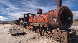Trajeto tem sucatas de velhas locomotivas, abandonadas com a decadência econômica da Bolívia no século passado.