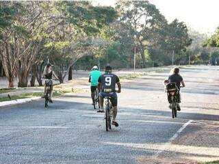 Pessoas vão pedalar nos finais de semana (Foto: Alana Portela)