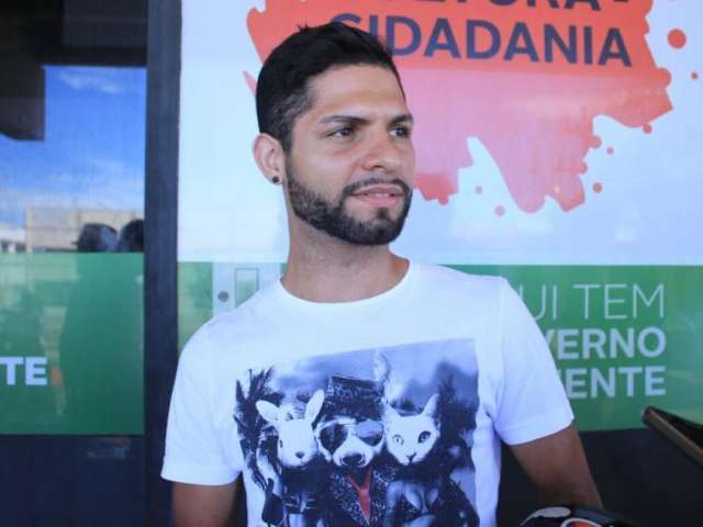 Eleitor &ldquo;de &uacute;ltima hora&rdquo; enfrenta fila de 1 km para cadastrar digital
