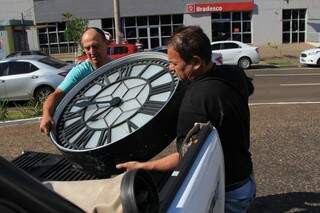 Funcionários retiram relógio para conserto (Marina Pacheco)