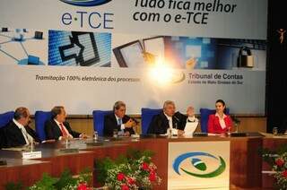 Governador faz gesto em resposta a fala de Cícero sobre aumento de despesas no TCE. (Foto: Rodrigo Pazinato)