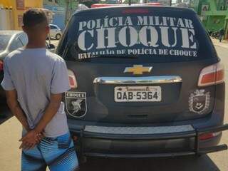Adolescente ao lado da viatura do Choque. (Foto: Divulgação/Choque) 