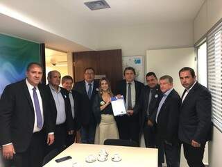 Presidente da Assomasul e prefeitos dos 5 municípios em risco estiveram com a senadora Soraya em Brasília (Divulgação)