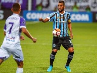 Maicon domina a bola diante da marcação. (Foto: Lucas Uebel / Grêmio) 