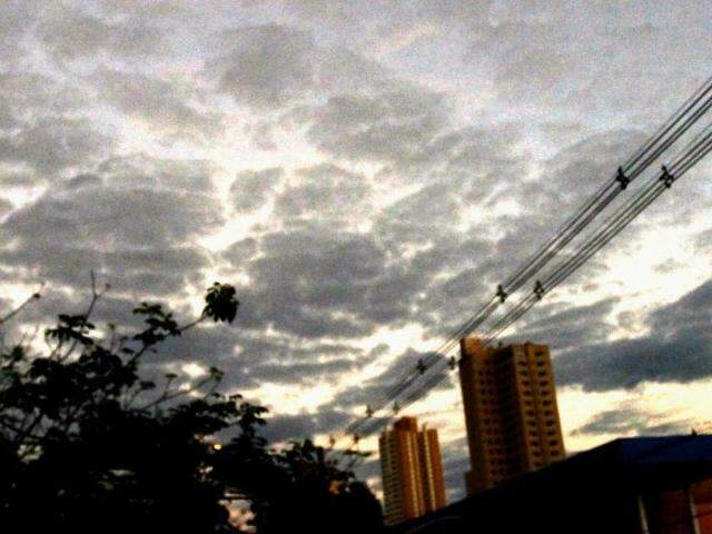 Segunda amanhece com c&eacute;u nublado e previs&atilde;o &eacute; de chuva &agrave; tarde