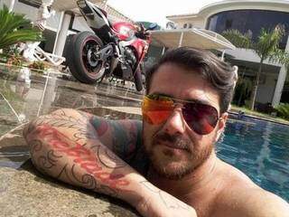 Empresário em mansão, com motos e piscina (Foto: Facebook/Reprodução)