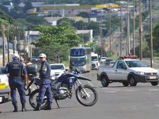 Guarda Municipal organizou o trânsito, que foi liberado a cada 15 minutos (Foto: Alcides Neto)
