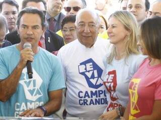 Catiana Sabadin, de camiseta com escrita em vermelho, junto com o prefeito Marquinhos Trad, o então senador Pedro Chaves, e a primeira-dama Tatiana, durante o lançamento das obras de revitalização da 14 de Julho, no dia 15 de maio de 2018.  (Foto: Arquivo)