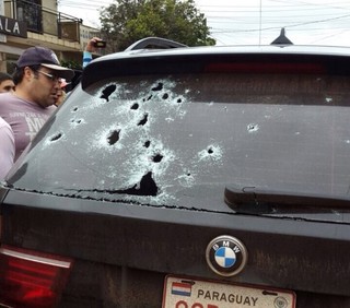Carro metralhado no centro de Pedro Juan Caballero; submundo do crime em guerra constante (Foto: Arquivo)
