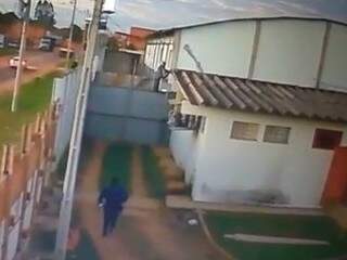 Momento em que policial frustra fuga de preso em Três Lagoas (Foto: reprodução)