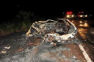 O carro foi totalmente destruído. (Foto: Márcio Rogério/Nova News)