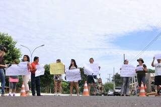 Grupo de moradores fechou rua em protesto por segurança no Rita Vieira. (Foto:Alcides Neto)