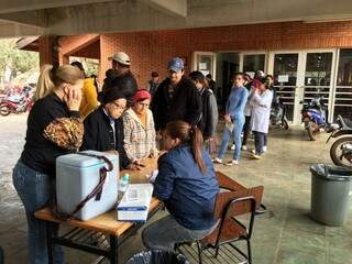 Pessoas fazem fila em hospital de Pedro Juan hoje à tarde, mas vacina agora só para paraguaios de grupos de risco (Foto: Karlos Bernardo)