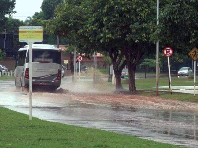 Chuva de quase 3 horas alagou ruas e avenidas no interior 