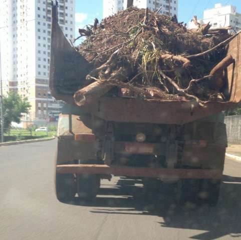 Mec&acirc;nico flagra caminh&atilde;o ca&ccedil;amba trafegando sem prote&ccedil;&atilde;o na Ernesto Geisel