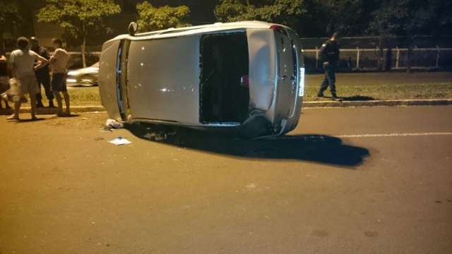 Quatro bandidos roubam pizzaria, rendem 5 e tombam carro na fuga
