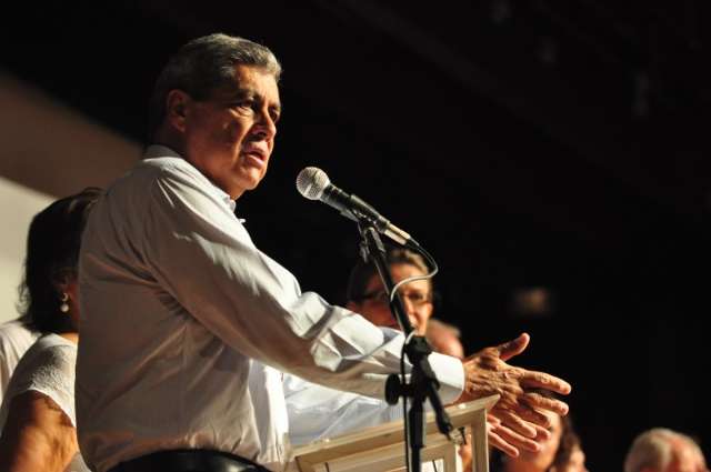Andr&eacute; visita terreno e conversa com catadores do lix&atilde;o