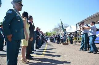 Autoridades e &quot;amigos da PM&quot; foram homenageados na solenidade (Foto: Vanessa Tamires)