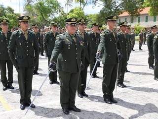 Oficiais seguram a espada militar em evento: item pode custar até R$ 8 mil na internet (Foto: Acervo / Exército)