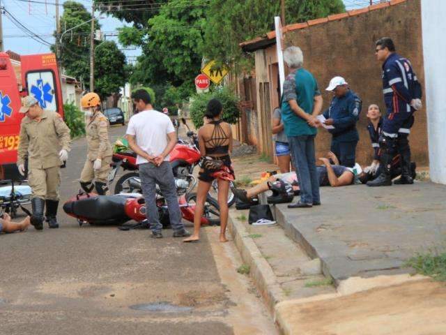 Para fugir de c&atilde;o, motociclista avan&ccedil;a preferencial e colis&atilde;o deixa 4 feridos