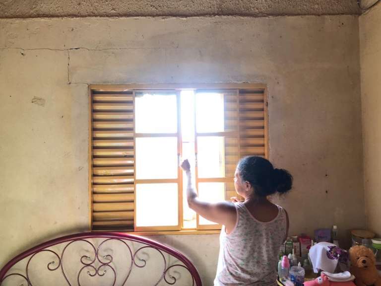 Rosana mostrando as janelas que estão soltas