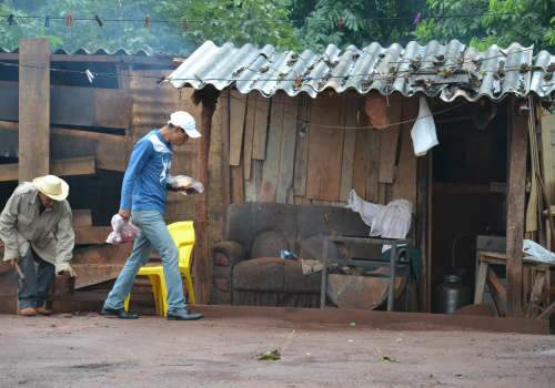  Dia de chuva vira transtorno para quem vive em moradia prec&aacute;ria 