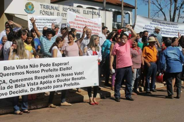 Com risco de cassa&ccedil;&atilde;o, grupo faz protesto para apoiar prefeito eleito h&aacute; 6 dias