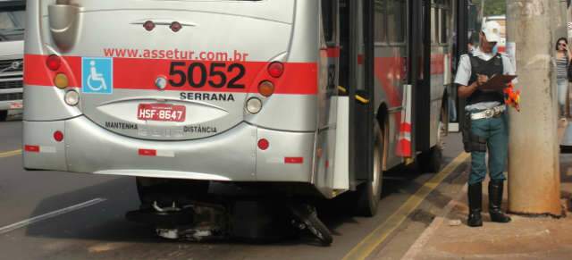  Moto para debaixo de &ocirc;nibus em acidente na Joaquim Murtinho 