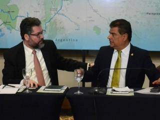 Araújo e Nelsinho, durante fórum que discutiu implantação da rota bioceânica. (Foto: Divulgação/Assessoria)