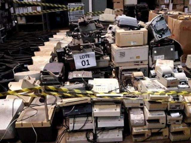Com lance a partir de R$ 100, leil&atilde;o tem m&oacute;veis, telefone e m&aacute;quina de escrever
