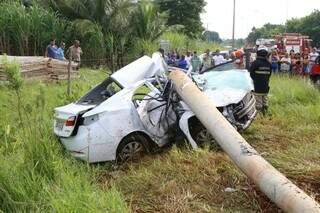 Veículo ficou totalmente destruído após colidir com poste (Foto: Fernando Antunes)