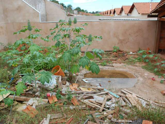  Casa abandonada vira esconderijo para ladr&atilde;o e ref&uacute;gio para usu&aacute;rios de droga
