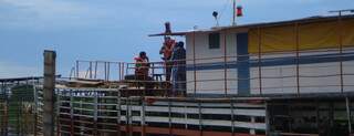 Técnicos do Ibama conversam com responsáveis por embarcação. (Foto:Divulgação/Ibama)